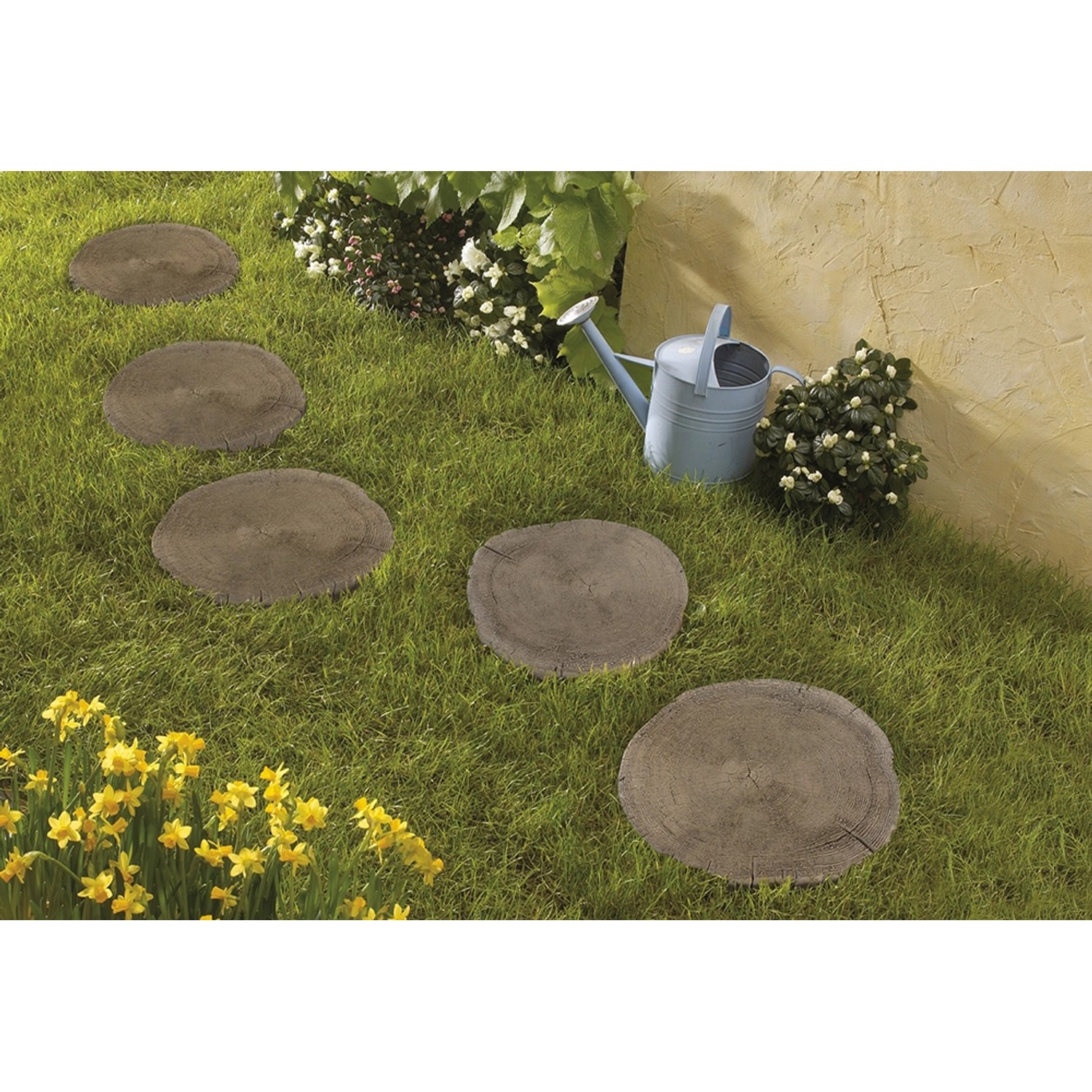 Trittsteine in Baumscheiben-Optik aus Beton im Gartenweg.