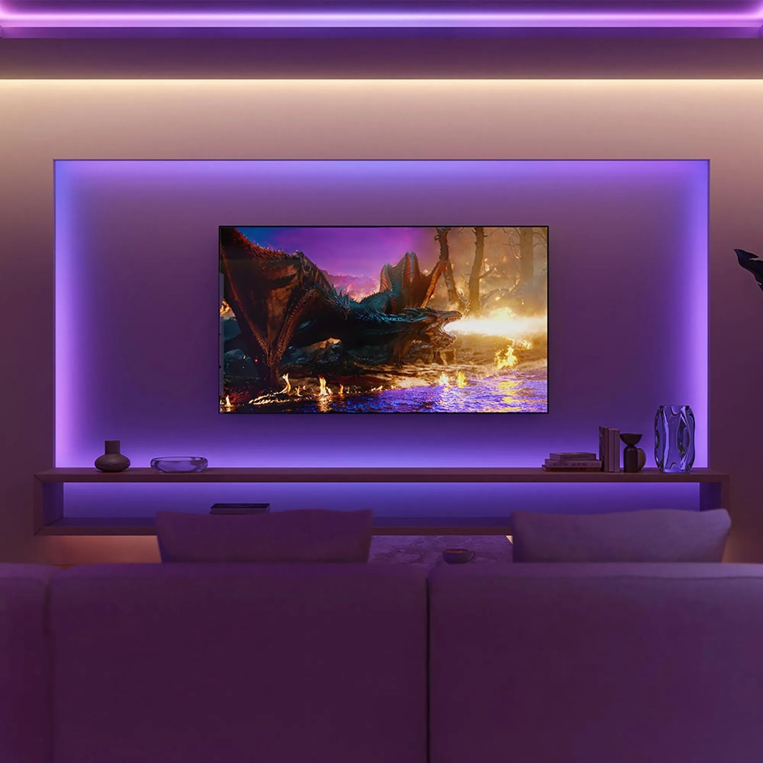 Philips Hue LED-Streifen Erweiterung im Wohnzimmer mit violetter Beleuchtung.