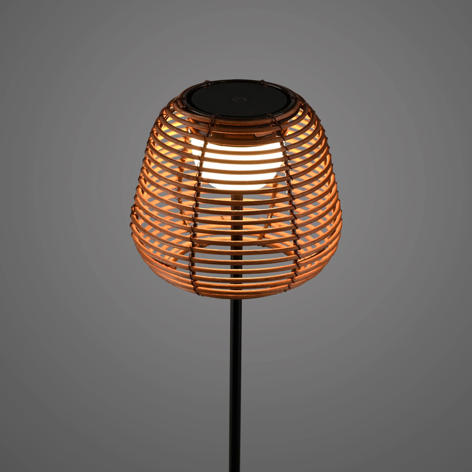 LED-Akku-Tischleuchte Askia, schwarz, 30 cm, Rattan-Schirm, warmweißes Licht für den Außenbereich.