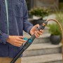 Gardena Cleansystem Teleskop-Stiel M-XL mit Wasseranschluss und Schlauch in Verwendung.
