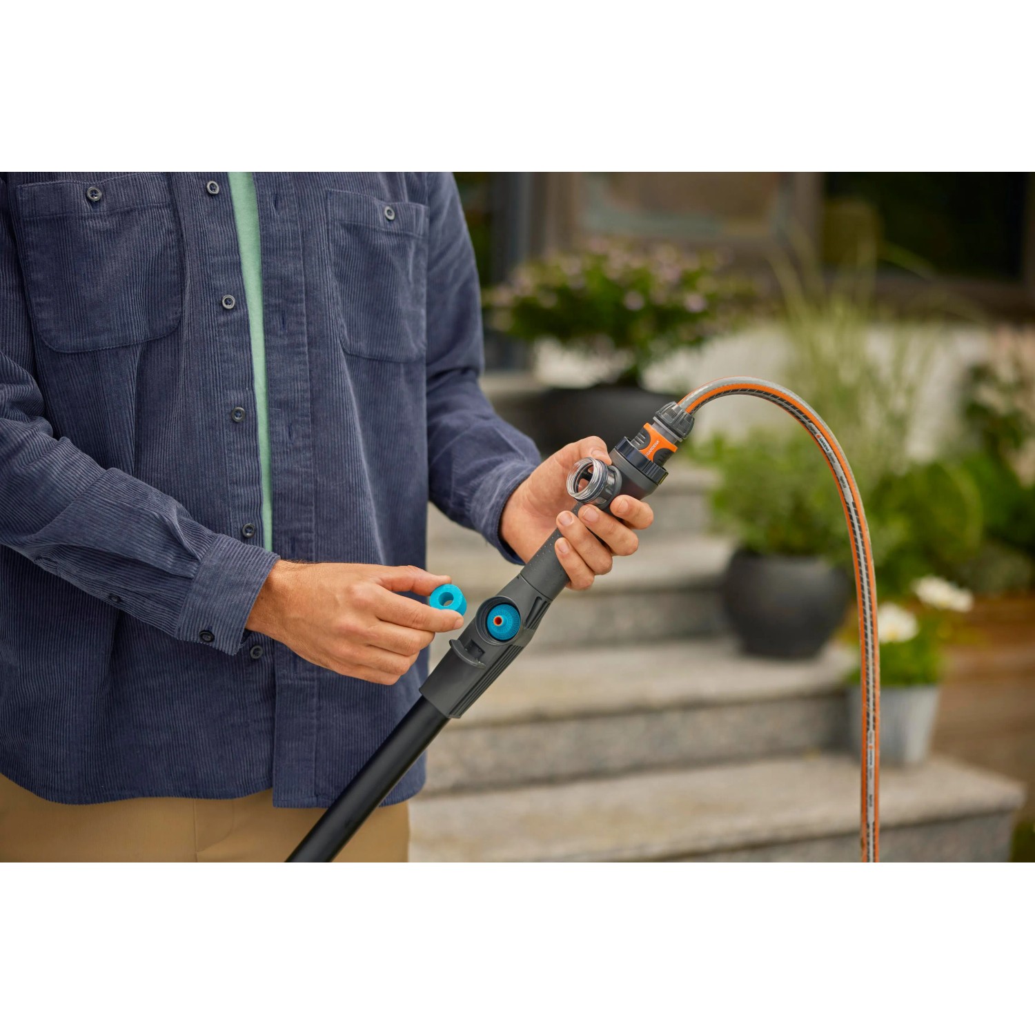 Gardena Cleansystem Teleskop-Stiel M-XL mit Wasseranschluss und Schlauch in Verwendung.