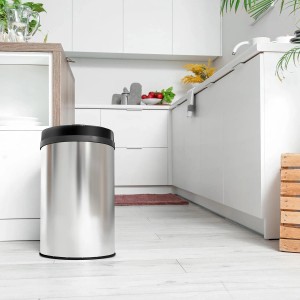 Runder, silberner Juskys Mülleimer mit Sensor und 30L Fassungsvermögen in einer Küche.