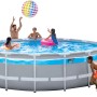 Intex Premium Frame Pool Set Prism Clearview mit Familie und Zubehör im Garten.