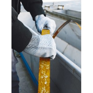 Hände mit LUX Schnittschutzhandschuhen Gr. 10 halten eine gelbe Metallstange.