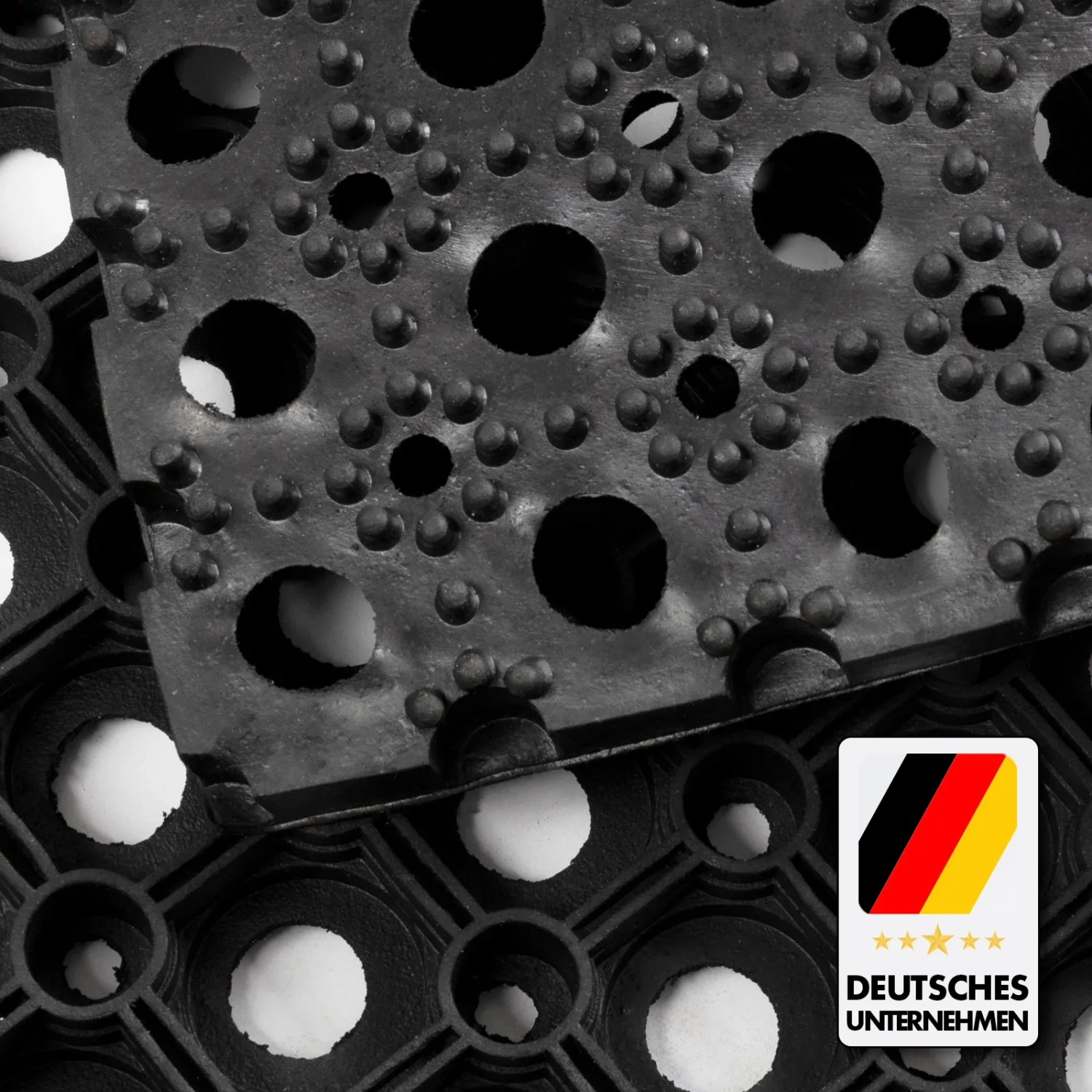 Schwarze KARAT Ringgummimatte Octo Door mit Wabenstruktur, recycelbar, für den Außenbereich.