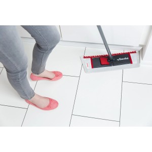 Vileda Wischbezug Extra im Einsatz: Frau wischt Fliesenboden mit Wischmat System.