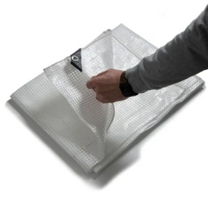 Weiße, reißfeste KARAT Abdeckplane Leno (1,5x6 m) mit Ösen, gehalten von einer Hand. Ideal für Bau und Garten.