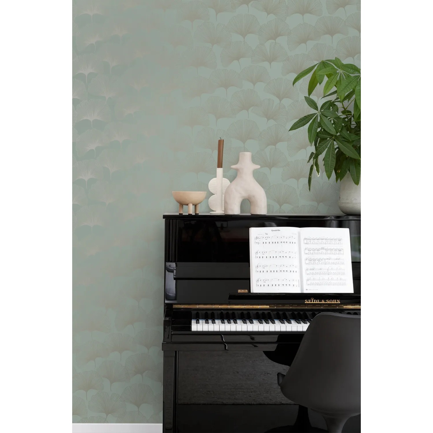 Origin Wallcoverings Vliestapete Ginkgo Salbeigrün im Raum mit Klavier.