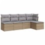 Beige 5-tlg. Garten-Sofagarnitur aus Rattan mit hellgrauen Kissen.