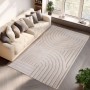 Cremefarbener Ayyildiz Kurzflorteppich Pompei mit 3D-Relief und skandinavischem Design im Wohnzimmer.