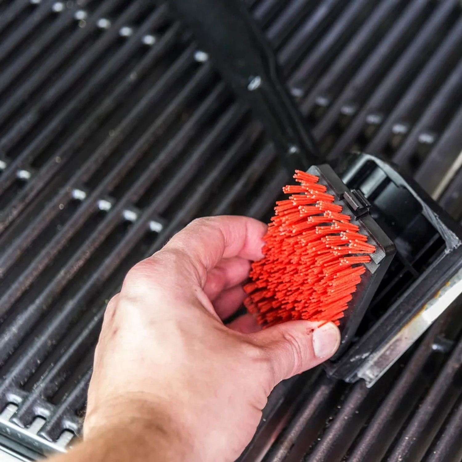 Char-Broil Bürstenkopf Cool Clean für Premium Grillbürste im Einsatz.