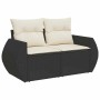 Schwarze 2-Sitzer Garten-Sofagarnitur aus Rattan mit cremefarbenen Kissen.