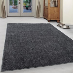 Grauer Ayyildiz Kurzflorteppich Ata 7000 (240x340 cm) im modernen Wohnraum.