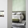Schlafzimmer mit olivgrüner Bambusmuster-Tapete von Origin Wallcoverings.