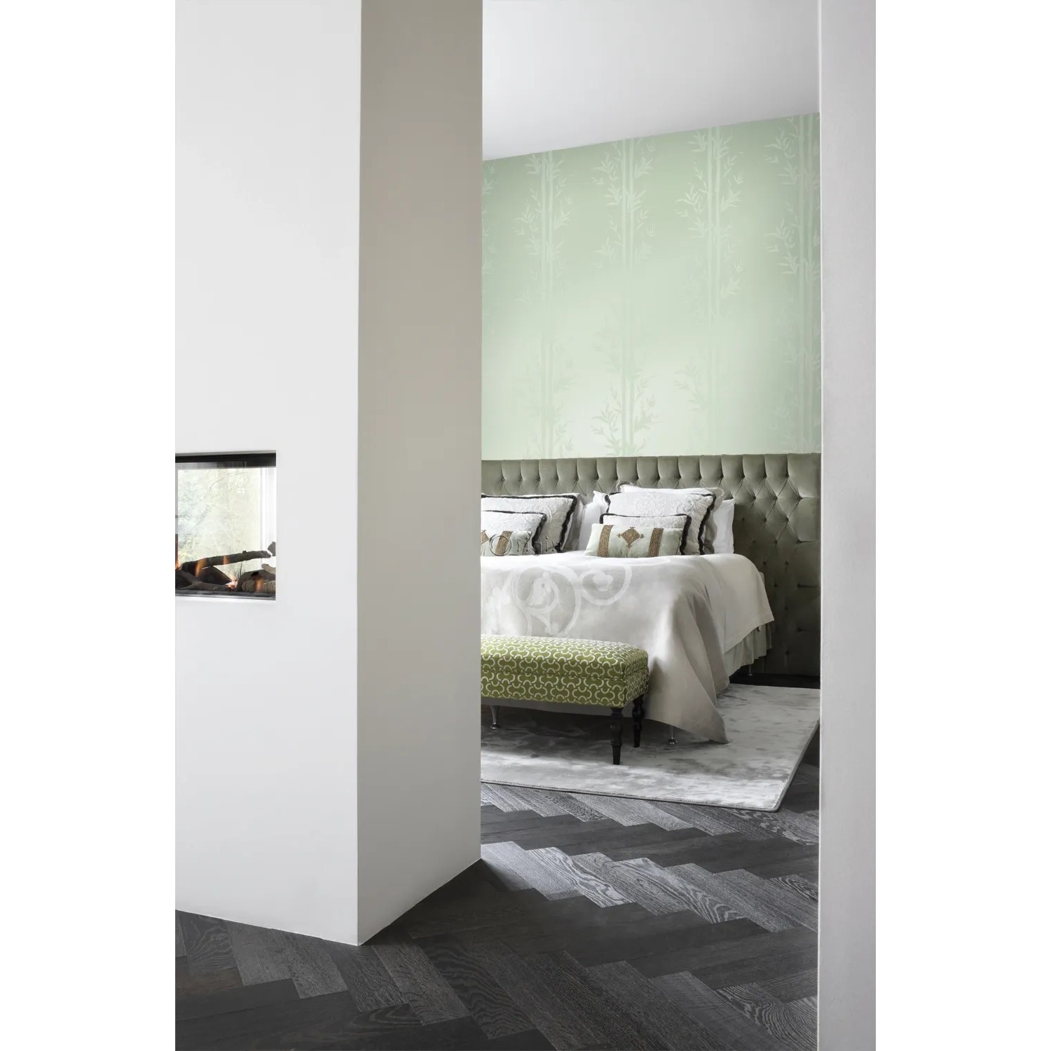 Schlafzimmer mit olivgrüner Bambusmuster-Tapete von Origin Wallcoverings.