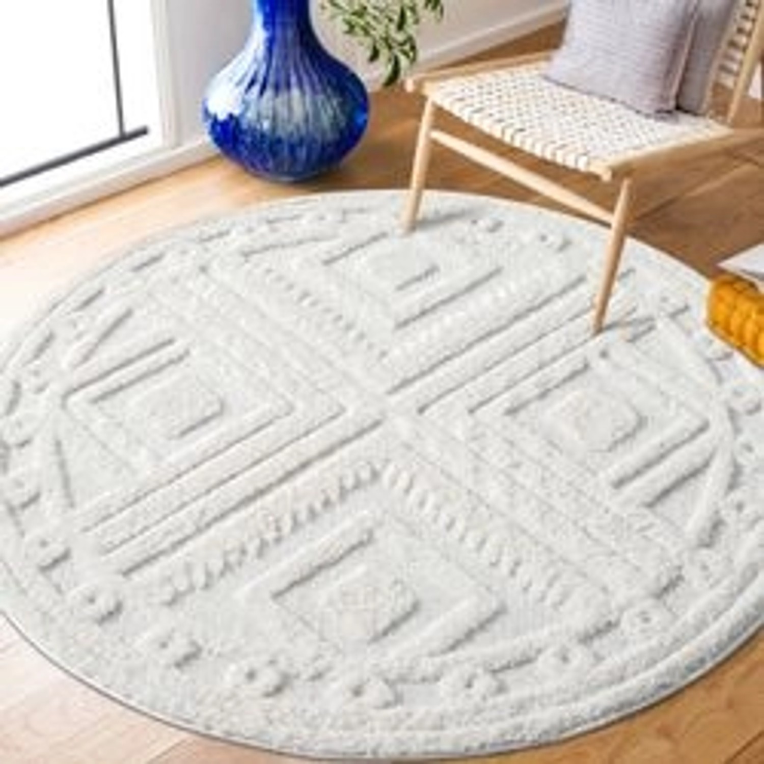 Runder, pastellcremefarbener Hochflor Teppich Nara mit Rautenmuster, 200x200 cm.