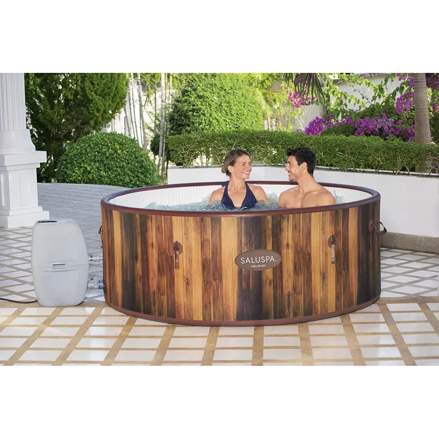 LAY-Z-SPA Helsinki AirJet Whirlpool, rund, 180x66 cm, mit zwei Personen im Wasser, Holzoptik.