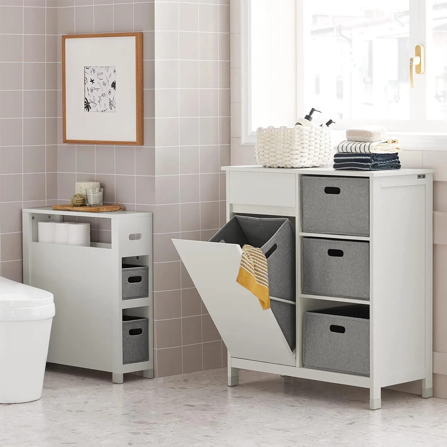 SoBuy Nischenregal BZR83-W, weißes Badregal mit 2 Körben und Kippfach im Badezimmer.