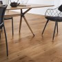 Kaindl Laminat Eiche Ferrara, 8mm stark. Wohnraum-Szene mit Esstisch und Stühlen auf dem Laminatboden.