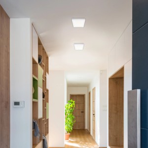 Quadratische LED-Deckenleuchte Komplex (22,7 cm) in modernem Flur.
