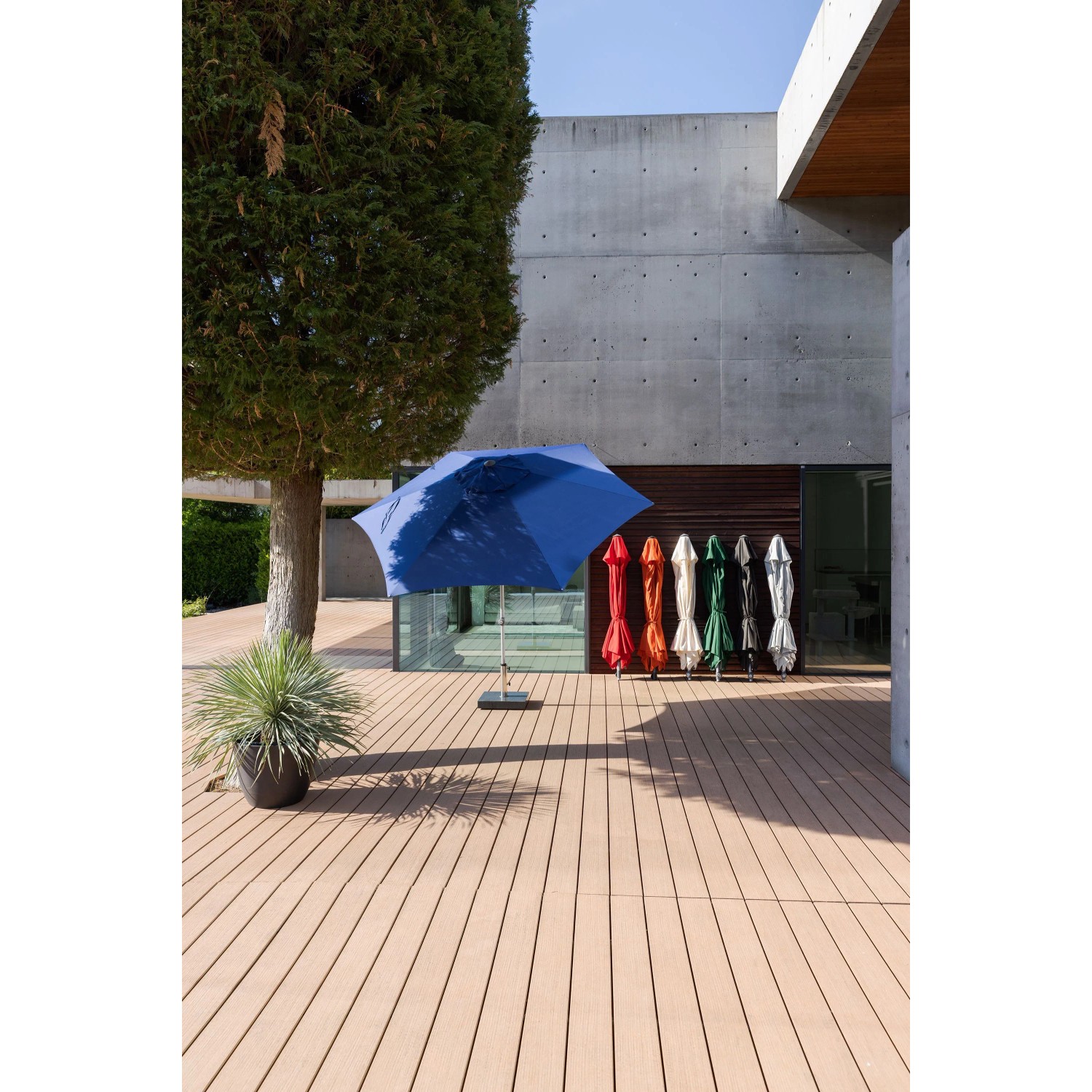 Kettler Stockschirm Easy Push, Ø 300 cm, Silber-Natur, auf einer Terrasse. Weitere Schirme im Hintergrund.