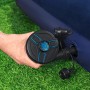 Bestway PowerTouch Elektropumpe beim Aufpumpen einer Luftmatratze im Campingbereich.
