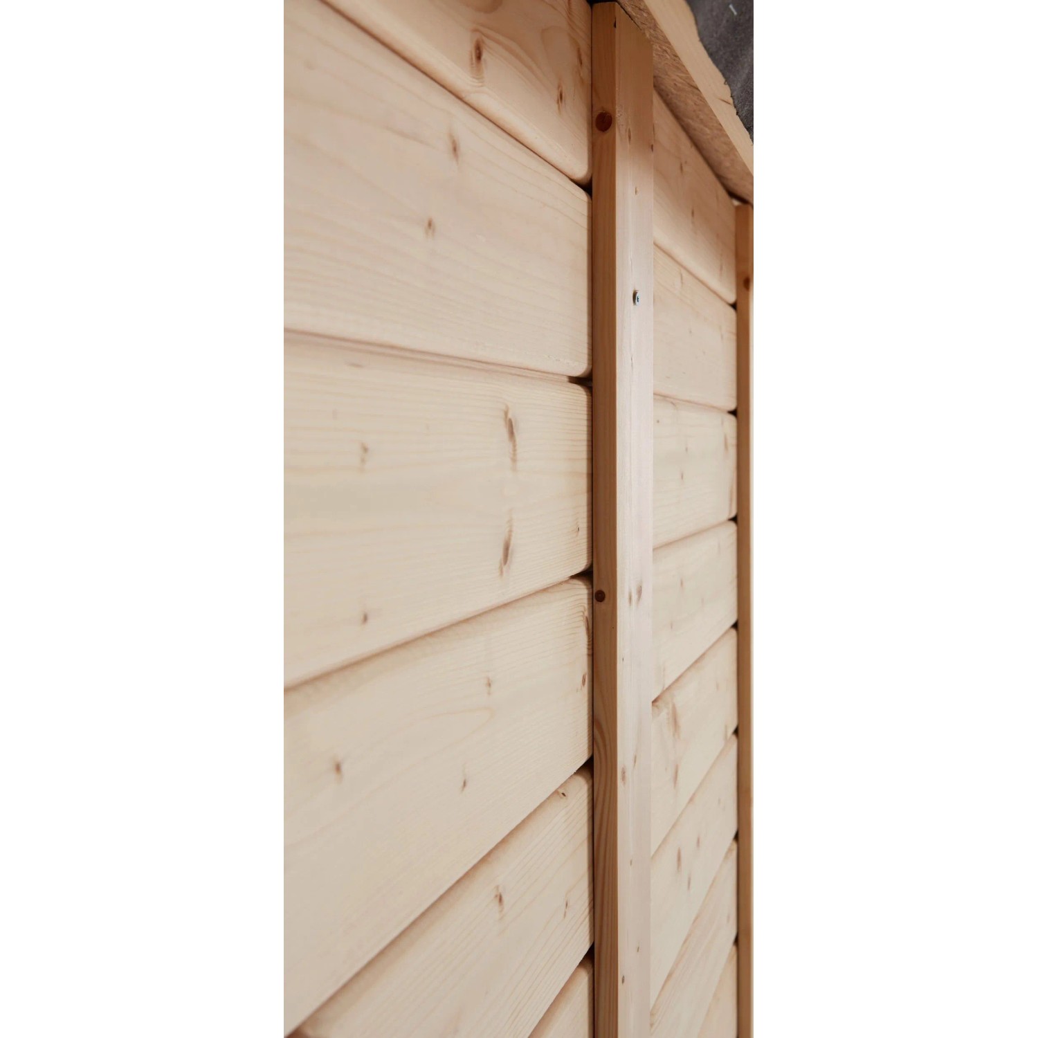 Detailansicht der unbehandelten Holzwand des Bertilo Gartenhauses mit Pultdach.