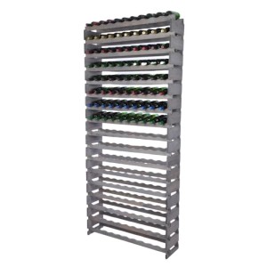 Graues PROREGAL Weinregal VINOTECA FLEX PRO aus Kiefernholz, gefüllt mit Weinflaschen.