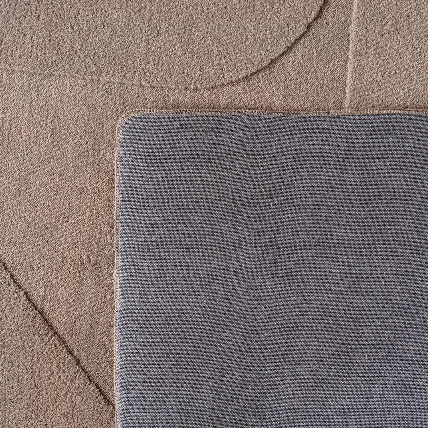 Detailansicht Kurzflorteppich Pompei beige (160x230 cm) mit 3D-Relief und Teppichrücken.