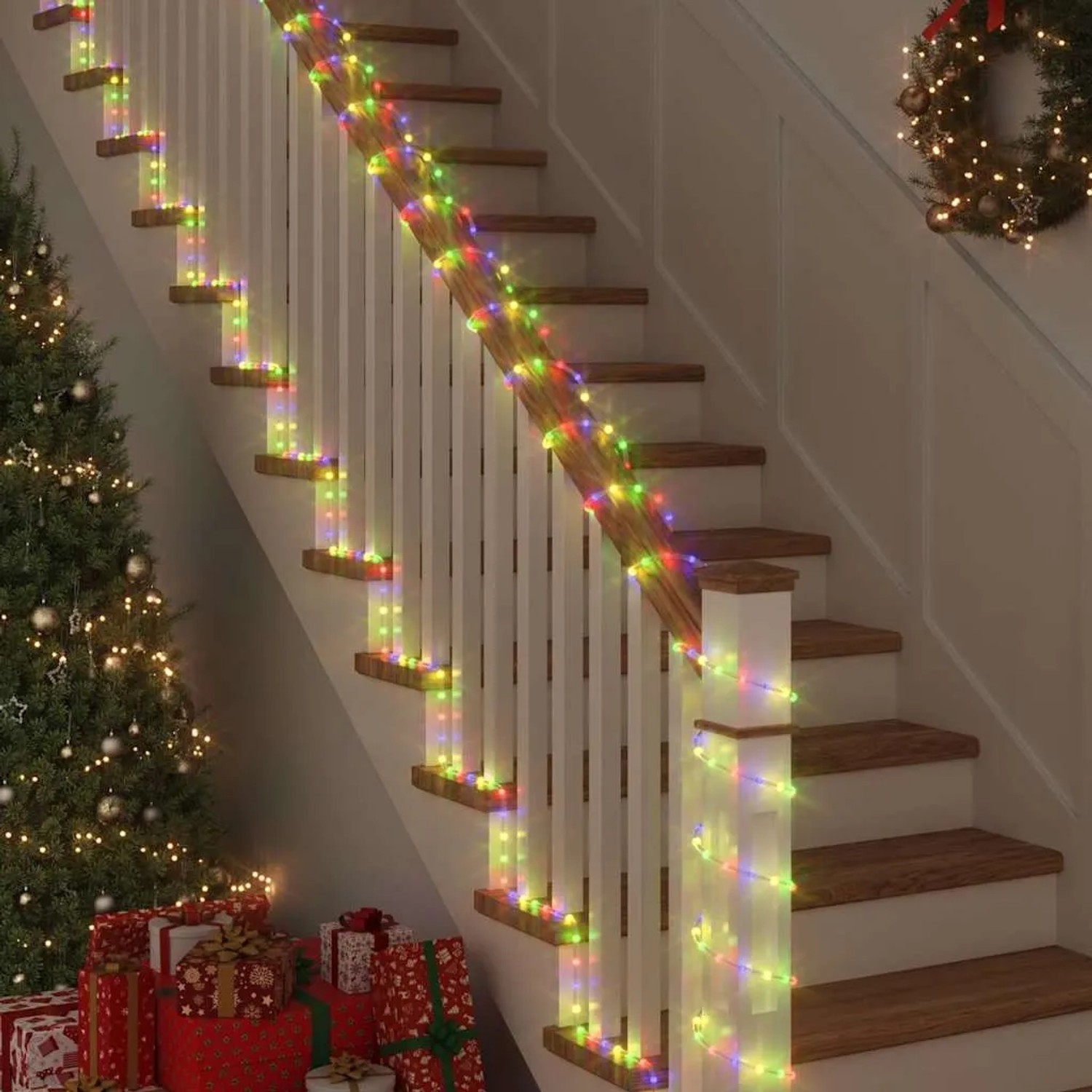 Mehrfarbiges LED Lichtseil (10 m) von vidaXL dekoriert Treppe zur Weihnachtszeit.