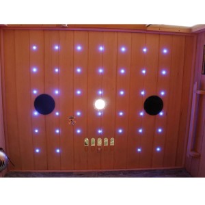 Innenansicht der Dewello Infrarotkabine mit LED-Farblicht und Vollspektrumstrahler.