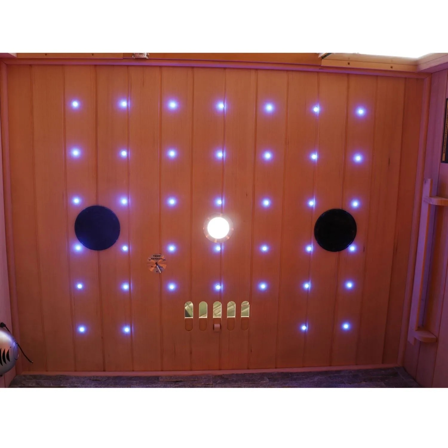 Innenansicht der Dewello Infrarotkabine mit LED-Farblicht und Vollspektrumstrahler.