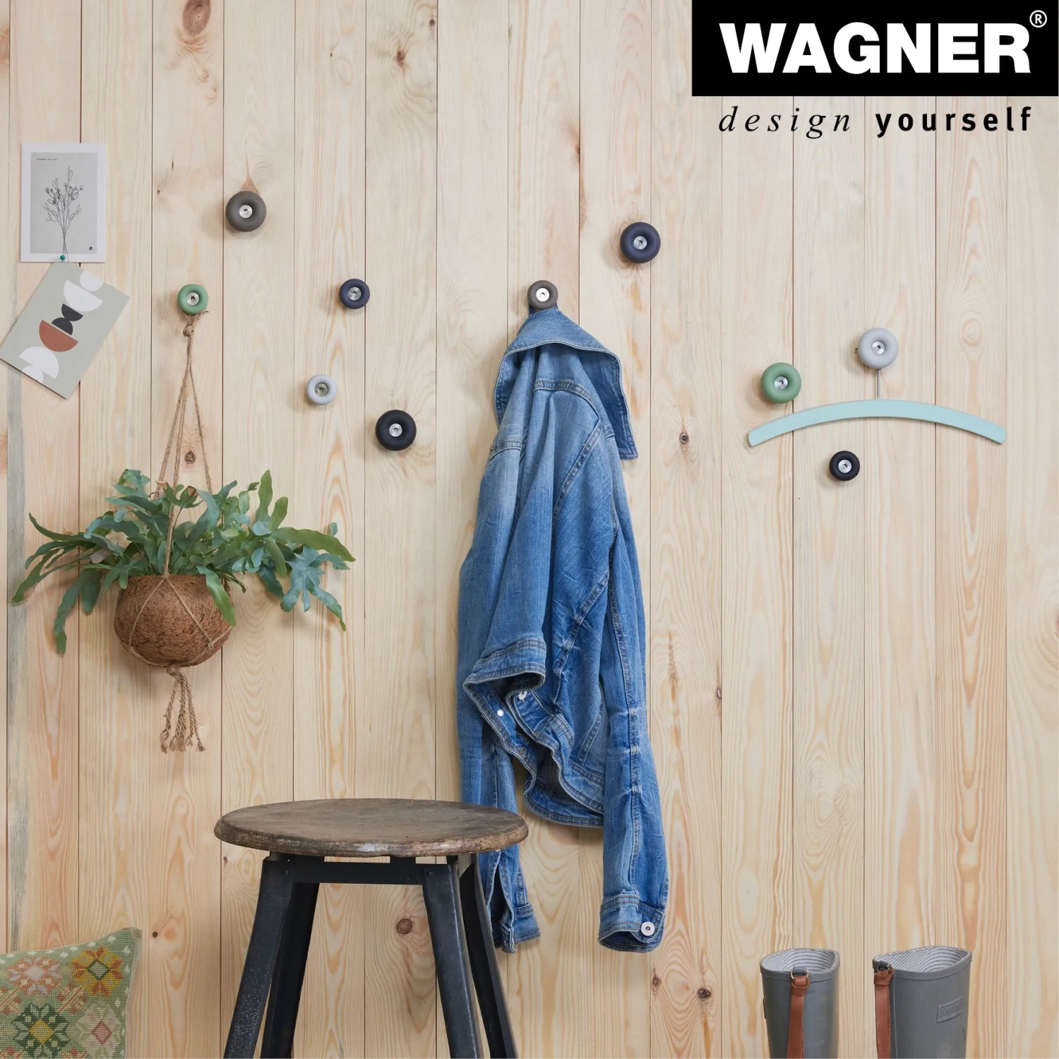Wand mit Wagner Wandhaken-Set Dot WH 0200 in Schwarz, mit Jacke, Pflanze und Deko.
