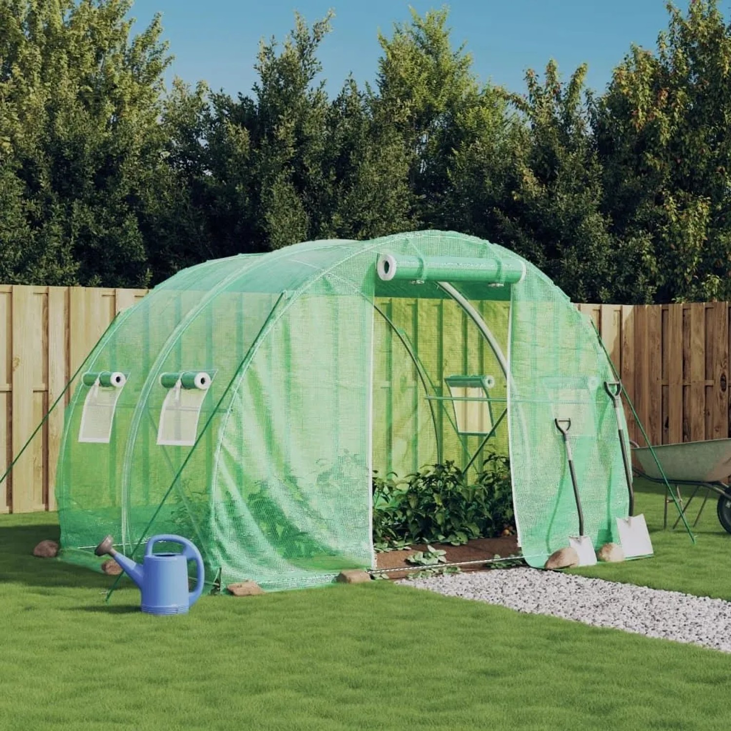Grünes vidaXL Gewächshaus mit Stahlrahmen, 6 m², mit Pflanzen, Gießkanne und Gartengeräten.