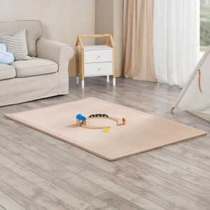 Beige Juskys Spielmatte Maila 180x120 cm mit Spielzeug auf hellem Holzboden.