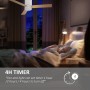Weißer Deckenventilator mit Beleuchtung und Holzflügeln über einem Schlafzimmer mit schlafender Person.