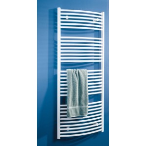 Weißer Schulte Design-Heizkörper Europa mit Handtuch an blauer Wand.