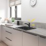 Schwarze Grohe QuickFix Spültischarmatur Start am Spülbecken in moderner Küche.