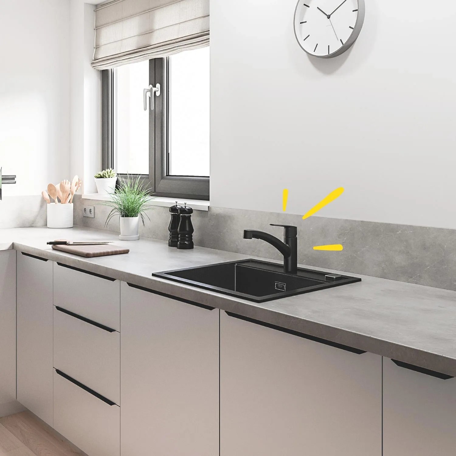 Schwarze Grohe QuickFix Spültischarmatur Start am Spülbecken in moderner Küche.