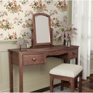 Laura Ashley Vliestapete Rosemore Pale Sable mit Rosenmuster im Landhausstil an einer Wand.