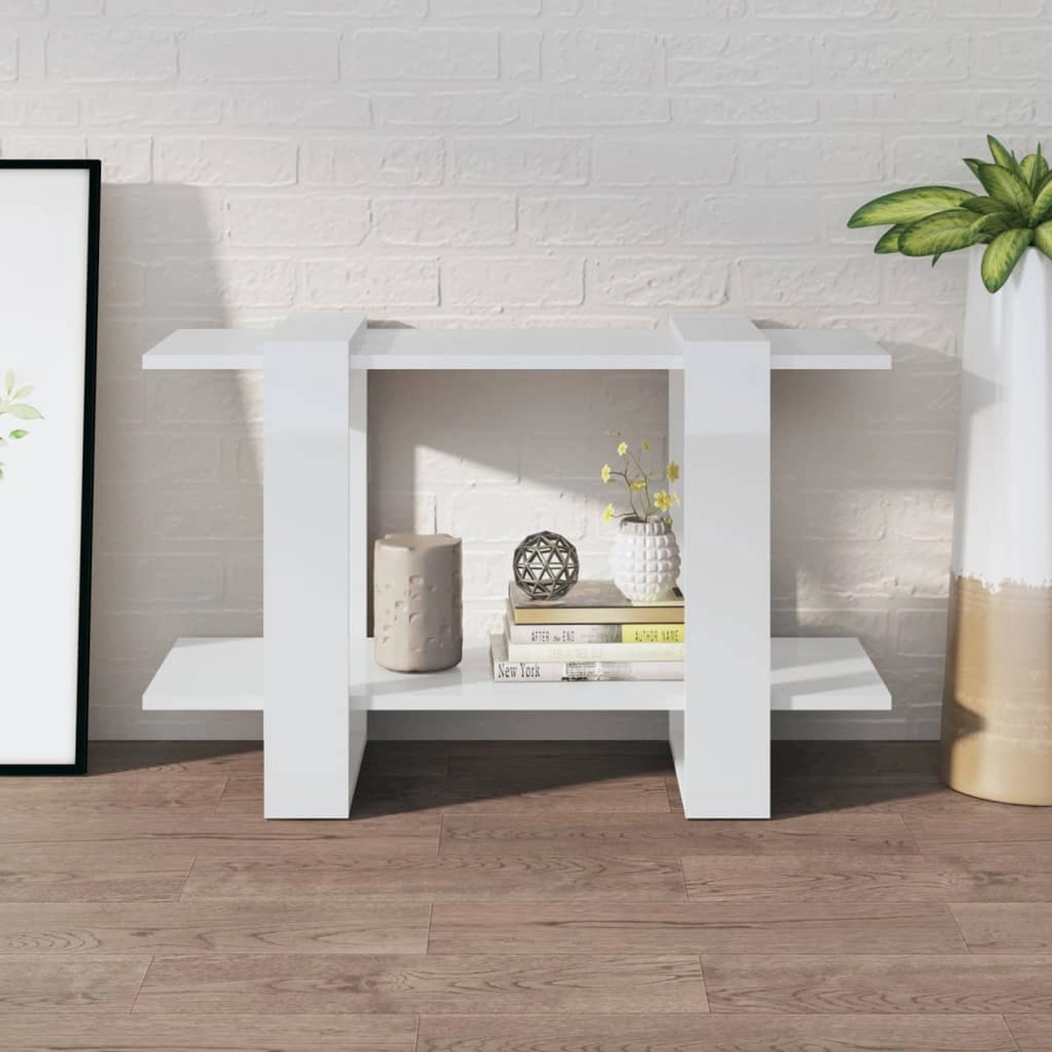 Modernes, weißes Bücherregal/Raumteiler (80x30x51 cm) im Wohnzimmer.