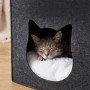 Dunkelgraue Filz Katzenhöhle mit Katzenkopf-Eingang und flauschigem Kissen, in der eine Katze schläft.