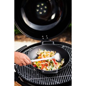 Rösle BBQ Pfannen- und Woklöffel (40 cm) im Einsatz auf dem Grill mit Gemüse.