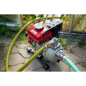 Al-Ko Benzin-Motorpumpe BMP 14.001 mit gelbem Schlauch und Tragegriff. Ideal für Gartenbewässerung.