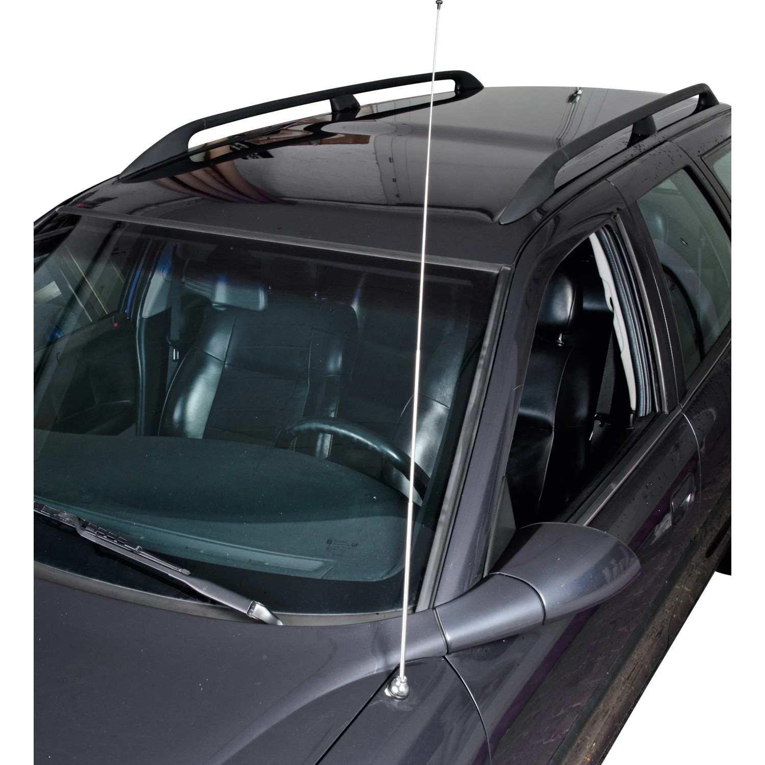 OBI Teleskopantenne in Chromoptik am Kotflügel eines Autos.