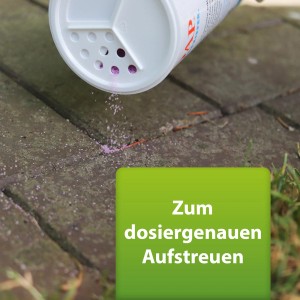 Anwendung des Ardap Repell Ameisenmittel: Streuen des Mittels auf Pflastersteine.