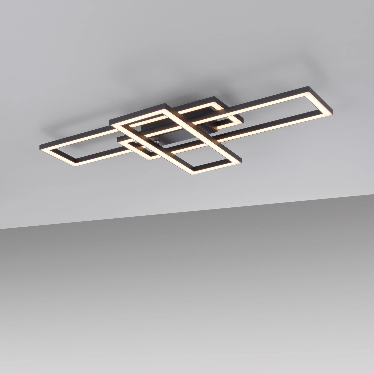 Moderne, schwarze LED-Deckenleuchte Iven (65x34,8 cm) mit geometrischem Design.
