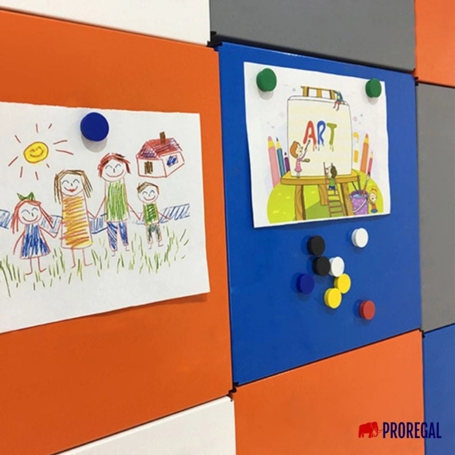 PROREGAL Memoboard Doppelpack, orange und blau, mit Kinderzeichnungen und Magneten.