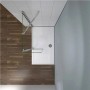 Weiße rechteckige Duschwanne 140x70cm, ebenerdig installiert, mit Duschkabine. Ideal für Walk-in Dusche.
