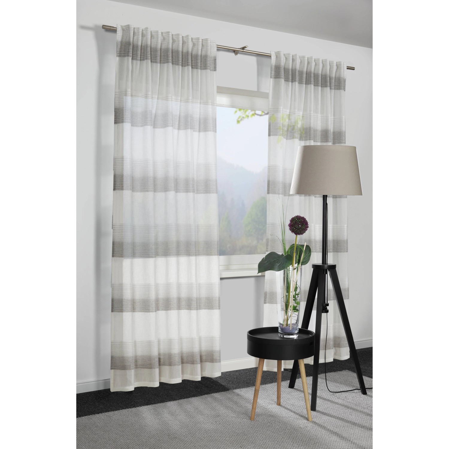 Bennetti Schal Grau, 245x140cm, mit Gardinenband. Blickdichter Fenstervorhang mit Querstreifen.